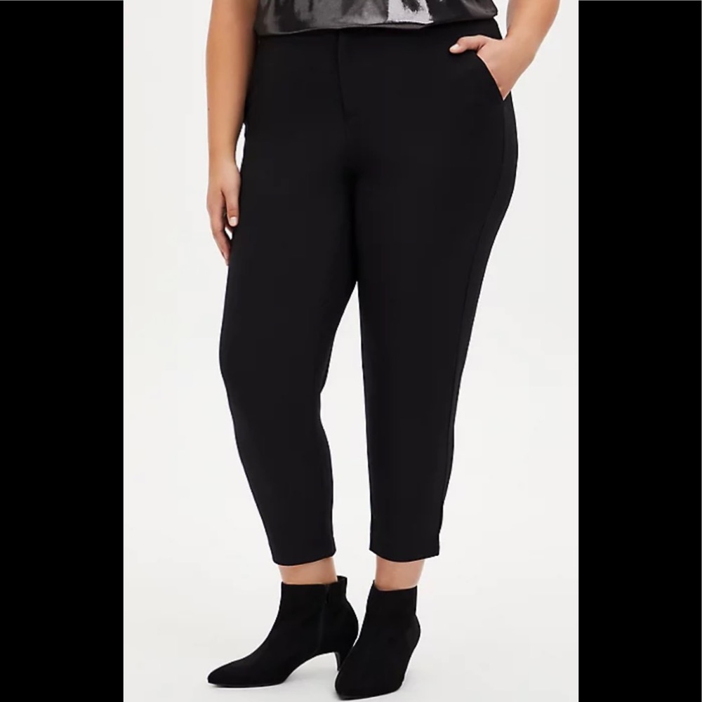 TORRID BLACK CREPE FLAT FRONT TAPERED PANT
